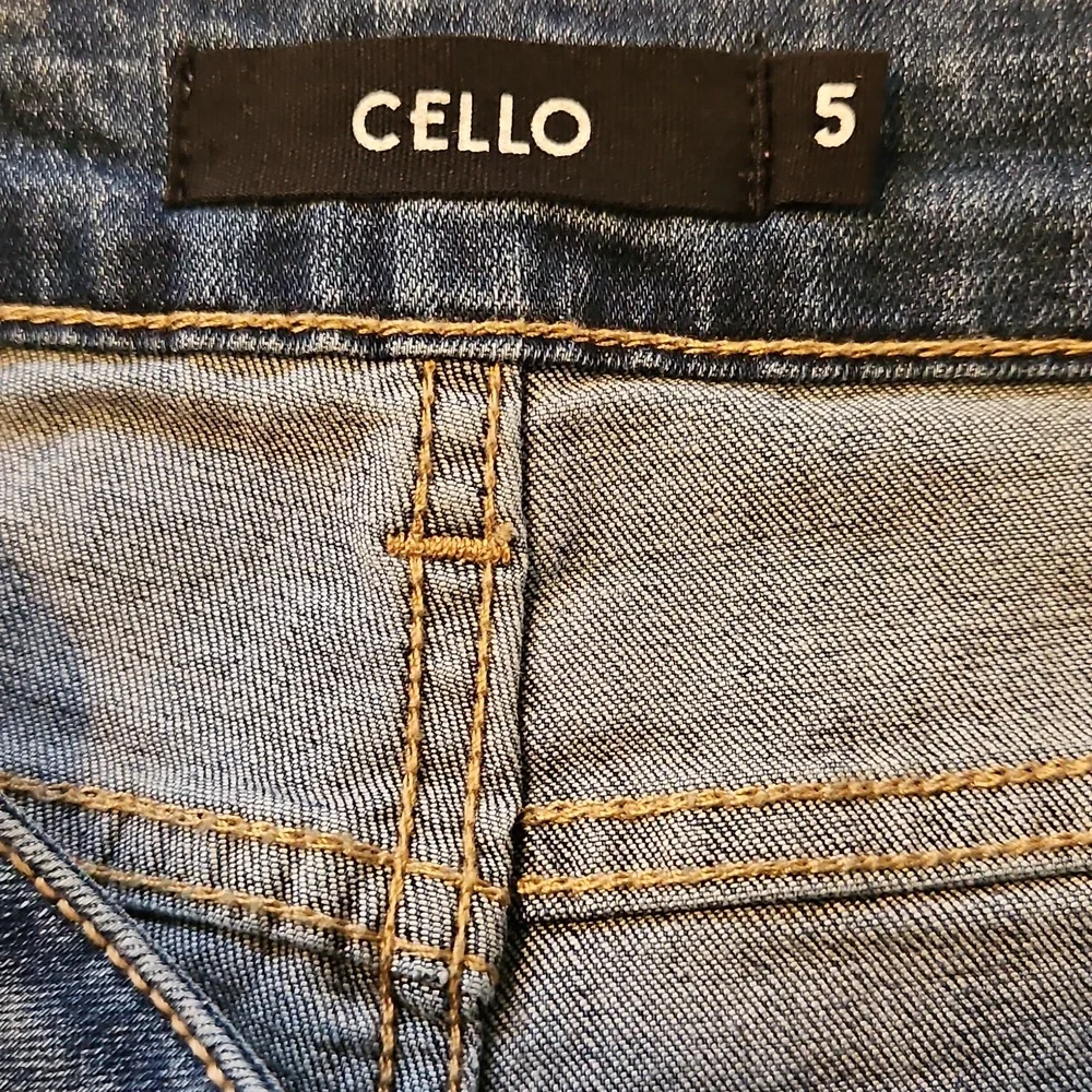 👖Cello High Rise Distressed Skinny Cropped Jeans